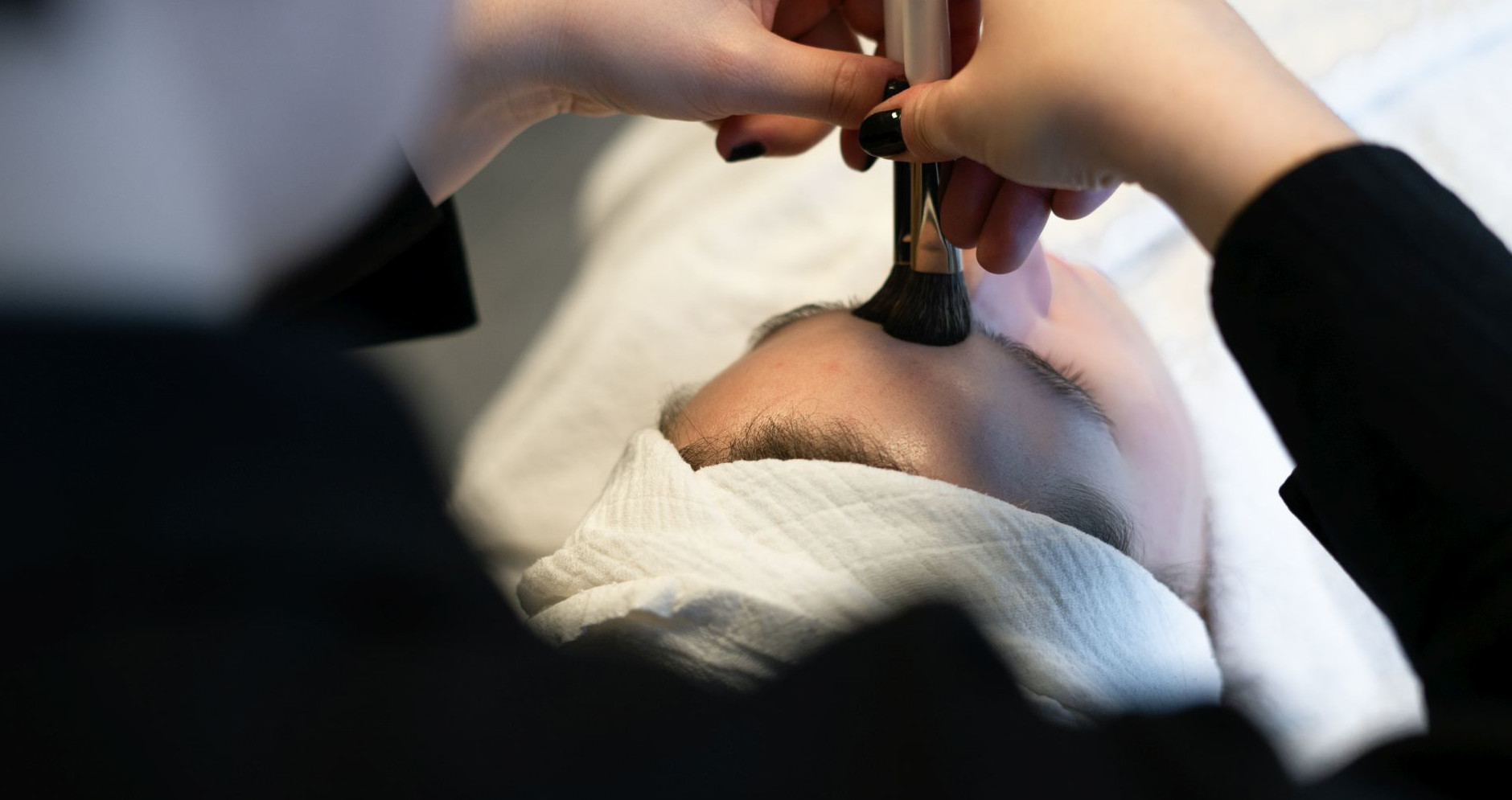 Lymphstimulation im Gesicht mit Pinsel